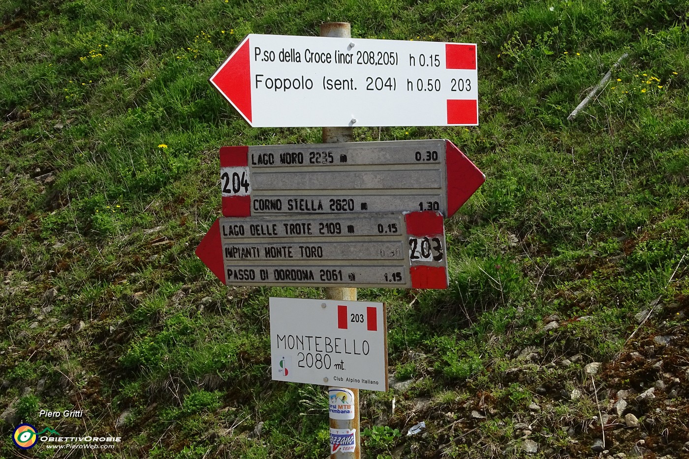 16 Al Rif. Montebello prendo il sentiero 204 per Lago Moro e Corno Stella.JPG